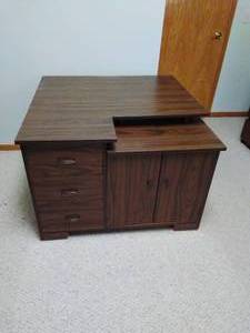 lot 106 image: Sewing & Crafting Table