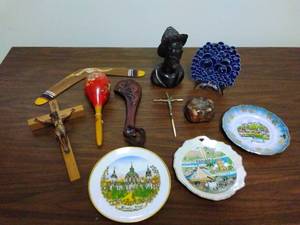 lot 112 image: Lot of Travel Decor