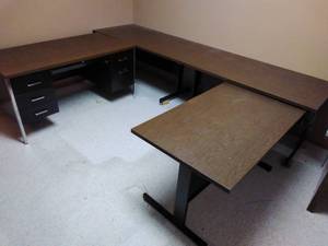lot 123 image: Set of 4 Desks