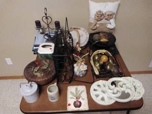 lot 147 image: Lot of decor and books