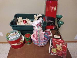 lot 152 image: Lot of holiday decor