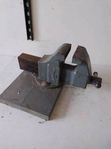 lot 314 image: Columbian Bench Vise