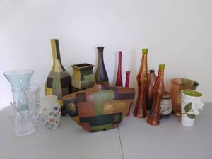 lot 92 image: Collection of 17 Vases