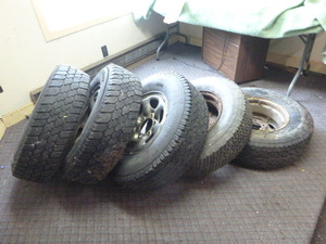 lot 1 image: Set of 5 Tires