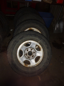 lot 9 image: Set of 4 Tires on Rims
