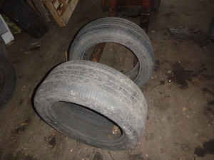 lot 15 image: Set of 2 Tires