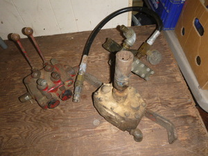 lot 26 image: Hydraulic Pump with Control Valves