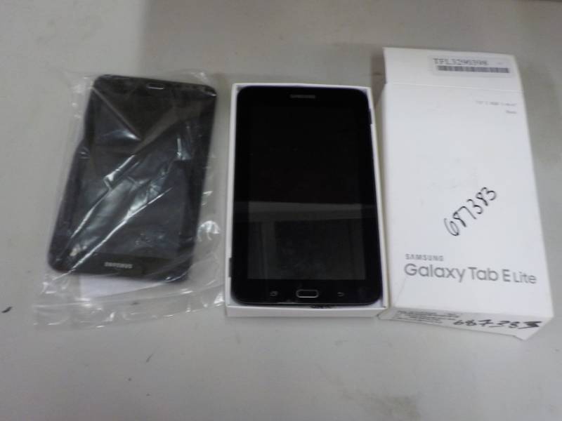 lot 333 image: Lot of 2 Samsung Powers On and Wor...