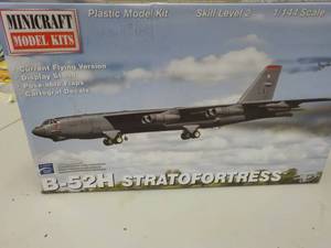 lot 71 image: Mini Craft B52H Stratofortress Mode...