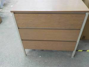 lot 152 image: Metal 3 Drawer Cabinet 29 x 18 x 29...