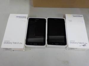 lot 337 image: Lot of 2 Samsung Powers On and Wor...