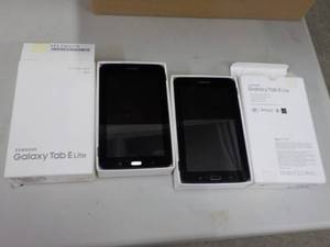 lot 341 image: Lot of 2 Samsung Powers On and Wor...