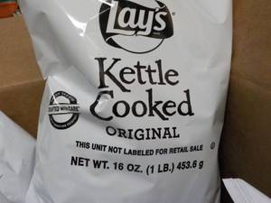 lot 374 image: Case of 8 Lays 16 oz Bags Kettle Co...
