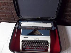 lot 3 image: Manual Typewriter With Case