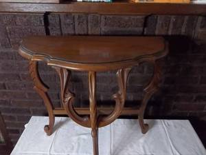 lot 7 image: 3 Legged Side Table 24x23x12 Deep (Solid Walnut)