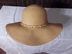 lot 15 image: Sun Hat Size ML