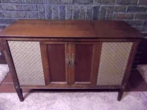 lot 21 image: Zenith Console PhongraphRadio 40x27x17 Deep