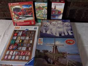 lot 45 image: Jigsaw Puzzles