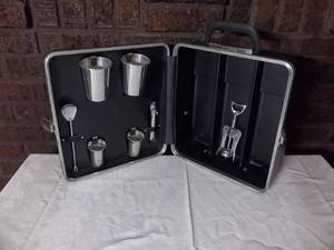 lot 78 image: Portable Bar Set With Case