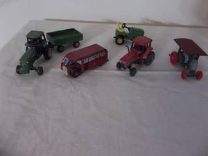 lot 94 image: Ertl TractorsBus