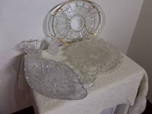 lot 103 image: Glass Serving Dishes