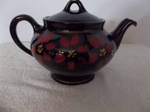lot 110 image: Royal Canadian Art Pottery Tea Pot