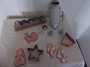 lot 113 image: Decorating PressCookie Cutters