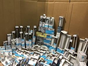 lot 3 image: PALLET OF MOEN TOWEL & TOILET ACCESSARIES SEE PICS