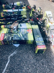 lot 44 image: Pallet whit outdoor tools and more costumer returns