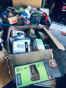 lot 50 image: Pallet whit a lot of small tools miscellaneous items original Costumer Returns some are new