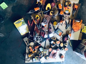 lot 54 image: Lot whit assorted tape Rule,Tools and more costumer returns various condition
