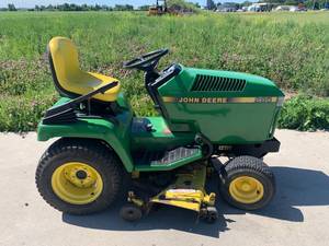 lot 1 image: John Deere 285 Lawn Tractor (see video)