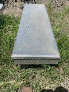 lot 15 image: Aluminum Diamond Plate Toolbox 70 Long