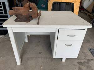 lot 37 image: Babco Bench Vise & Shop Desk
