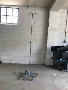 lot 8 image: Medical Telescoping Mobile 4 Ram Hook IV Pole - Like New Condition