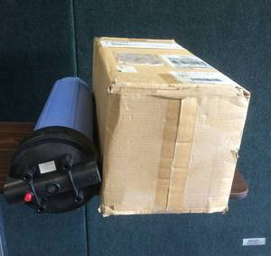 lot 31 image: Aquaboon Big Blue 4.5 x 20 Whole House Well Water Filter System THIS LOT INCLUDES 1 CASE OF (4) NEW IN BOX FILTERS FOR THIS SYSTEM - GREAT CONDITION - NO MOUNTING HARDWARE