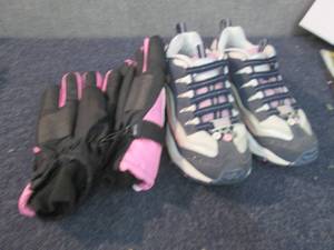 lot 130 image: Size 5 Skechers, Winter Gloves...