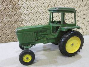 lot 34 image: Ertl Diecast John Deere Tractor  10...
