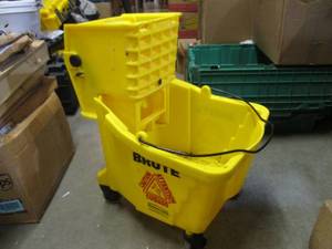lot 52 image: Rubbermaid Brute 8 Gallon Portable ...