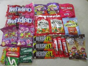 lot 100 image: Assorted Candy  B-1...