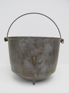 lot 90 image: Antique GRISWOLD Cast Iron 792A  Bean Pot Kettle 