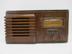 lot 94 image: Working Vintage 1940 CORONADO Radio Model 907