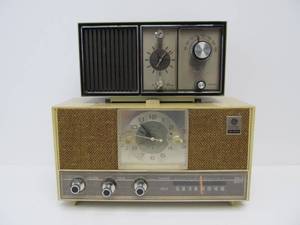 lot 96 image: Pair of Working Vintage Mid Century Clock Radios