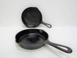lot 64 image: Pair of Vintage WARDWAY Cast Iron 1431 Skillets