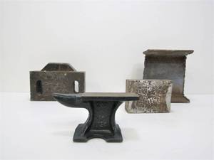 lot 33 image: Vintage Small Cast Iron Anvil & Railroad Tie Anvils