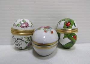 lot 40 image: 3 Small Signed Porcelain Limoges Trinket Boxes
