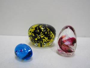 lot 41 image: Signed Art Glass Paperweights & Egg