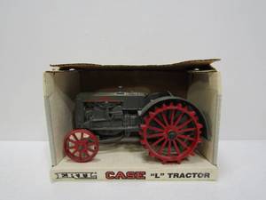lot 48 image: Vintage Ertl CASE Cast Iron L Tractor Farm Toy 