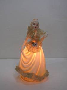lot 133 image: Vintage Porcelain Lace Lighted Figurine