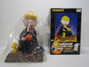 lot 144 image: Mint in Box PEANUTS Schroeder Plays Piano Musical Figure